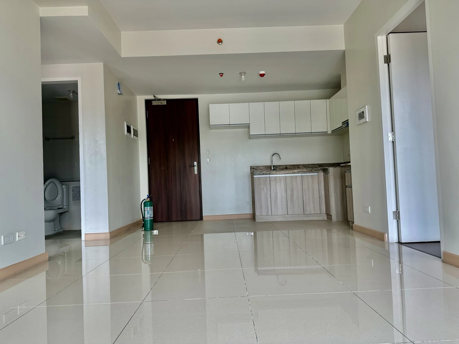 1 Bedroom - Kitchen / Entry