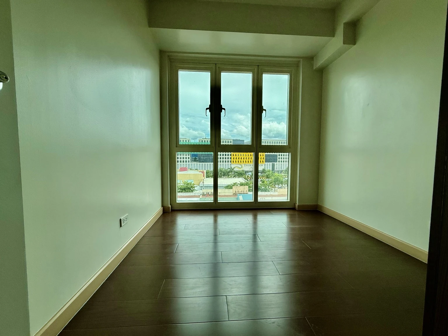 1 Bedroom - Bedroom / Window View