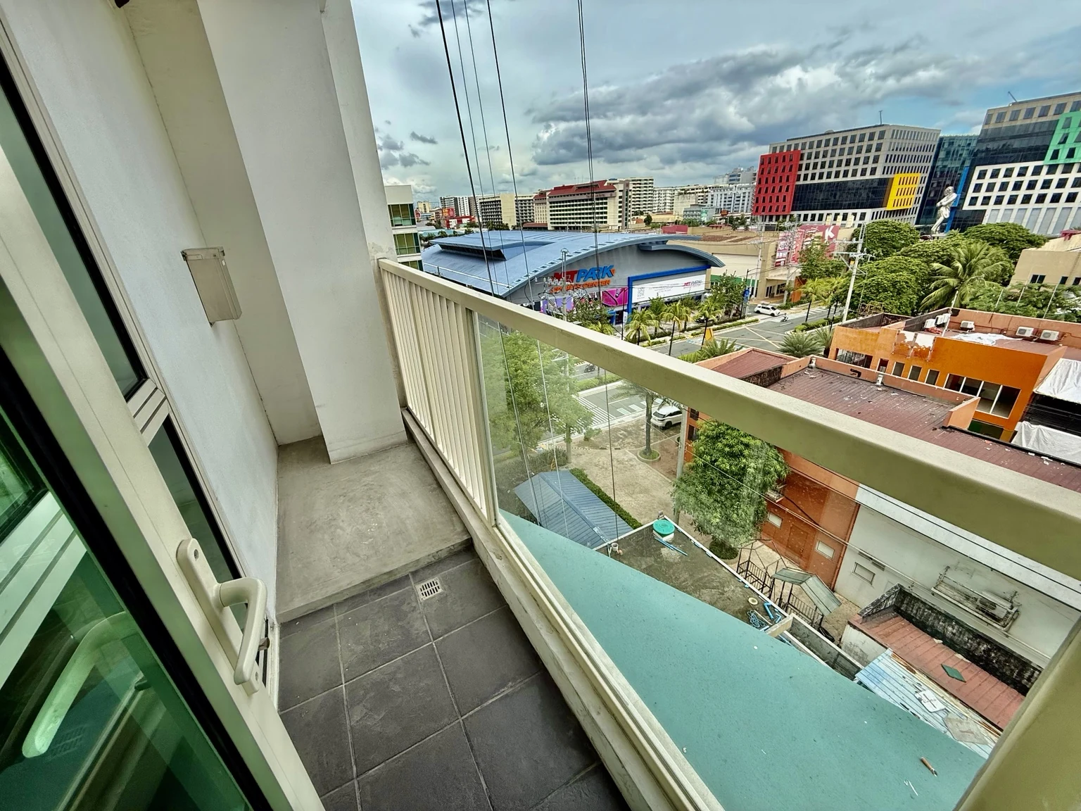 1 Bedroom - Balcony / Met Park View