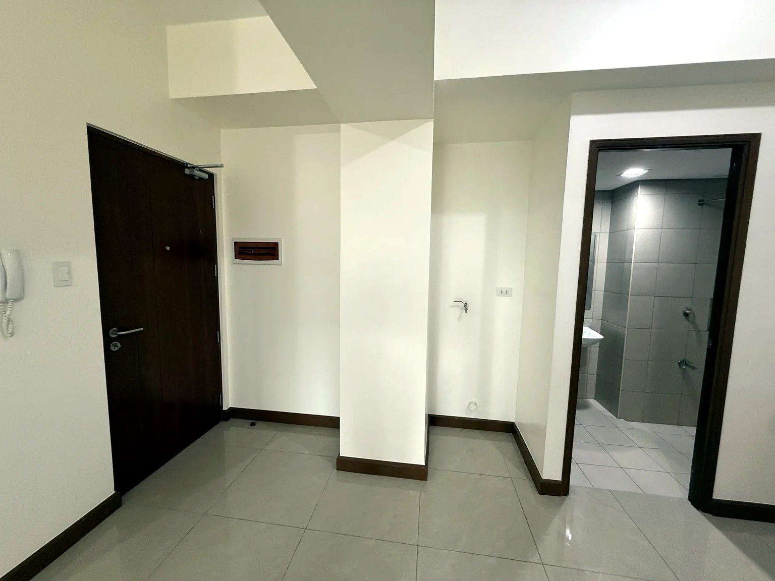 1 Bedroom - Entry Area