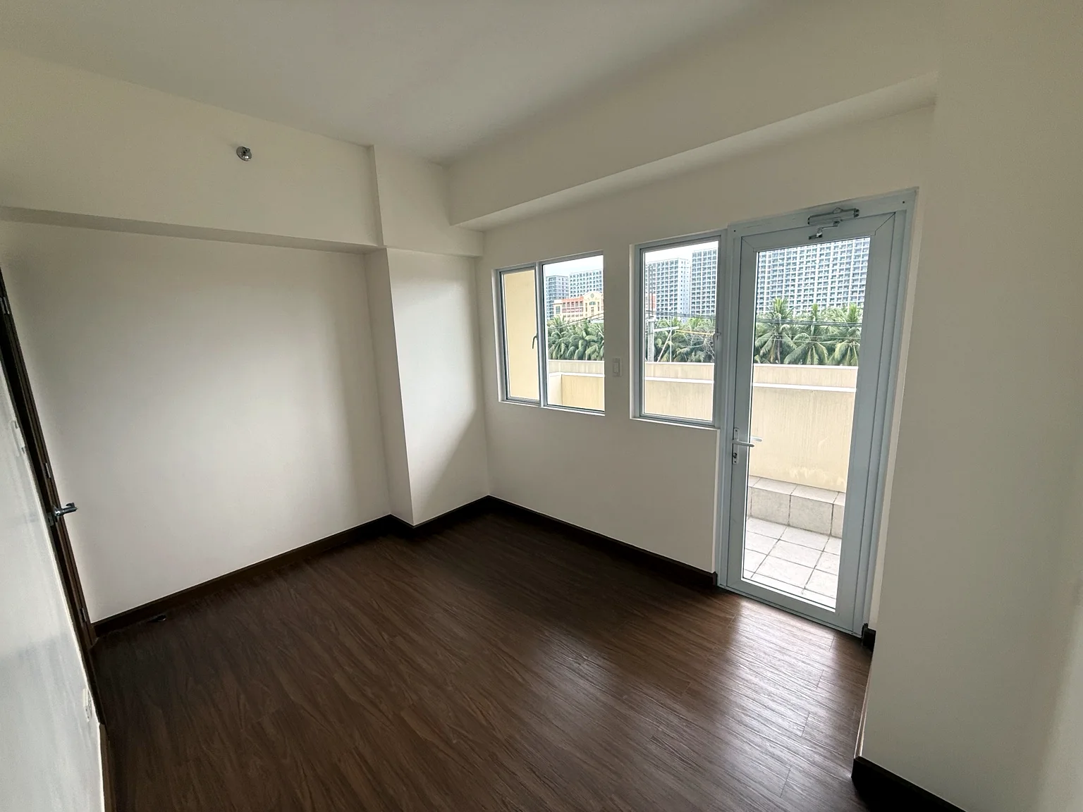 1 Bedroom - Bedroom with Balcony