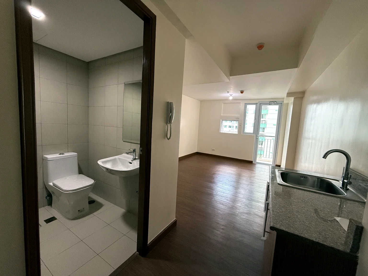 Studio - Entry / Kitchen / Bathroom