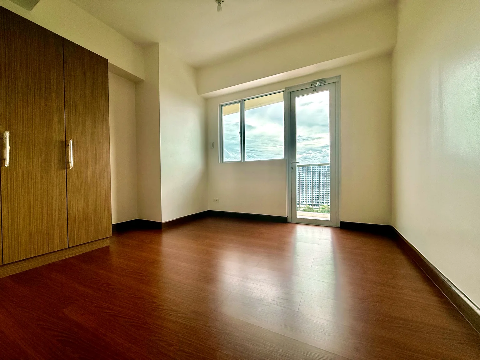 3 Bedroom - Bedroom with Balcony