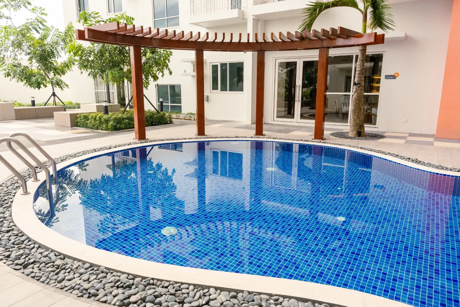 Quantum Residences - Swimming Pool